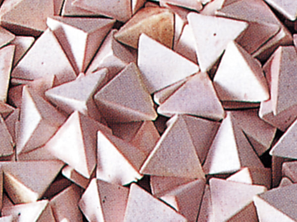 Plastic pyramid pink, 20mm (1 kg/bag)
